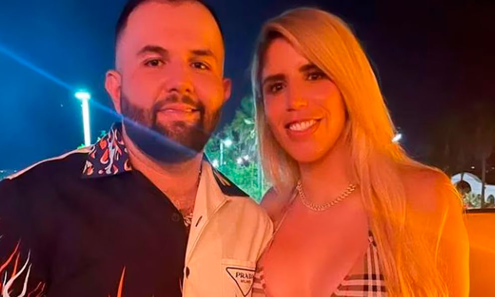 Carin León borra fotos con su esposa de sus redes sociales