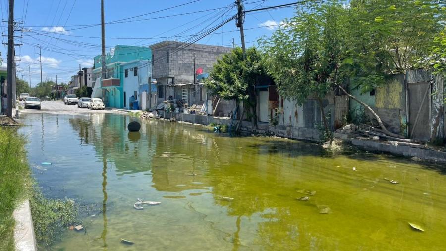 Vecinos de la colonia Industrial en Reynosa afectados por fugas de agua