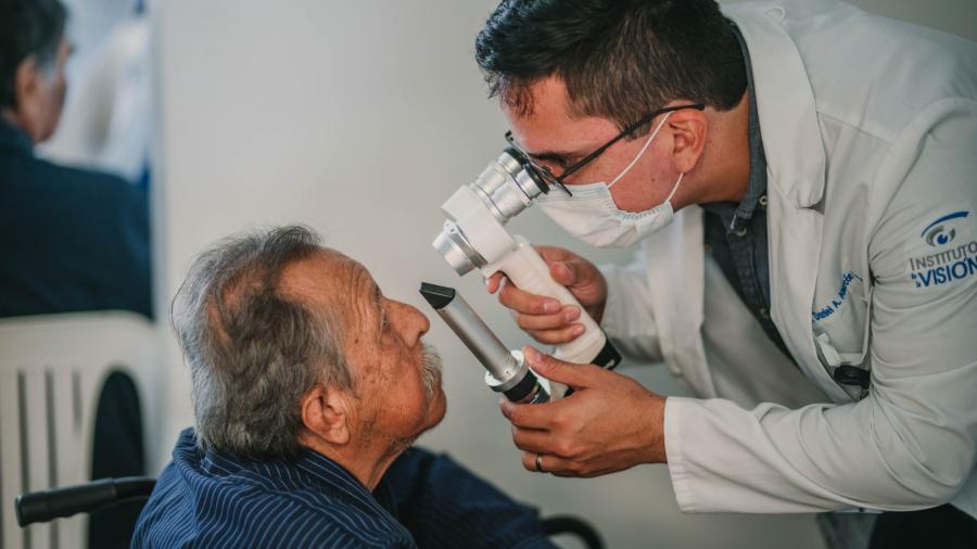 El alcalde Carlos Peña Ortiz brinda apoyo a la salud visual de familias Reynosenses