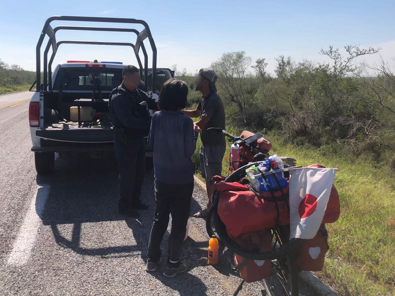 Guardia Estatal apoya con hidratación, comida y seguridad a cicloviajeros Japoneses
