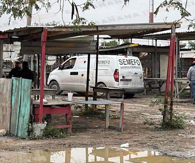 Encuentran hombre asesinado en tianguis de la colonia Satélite