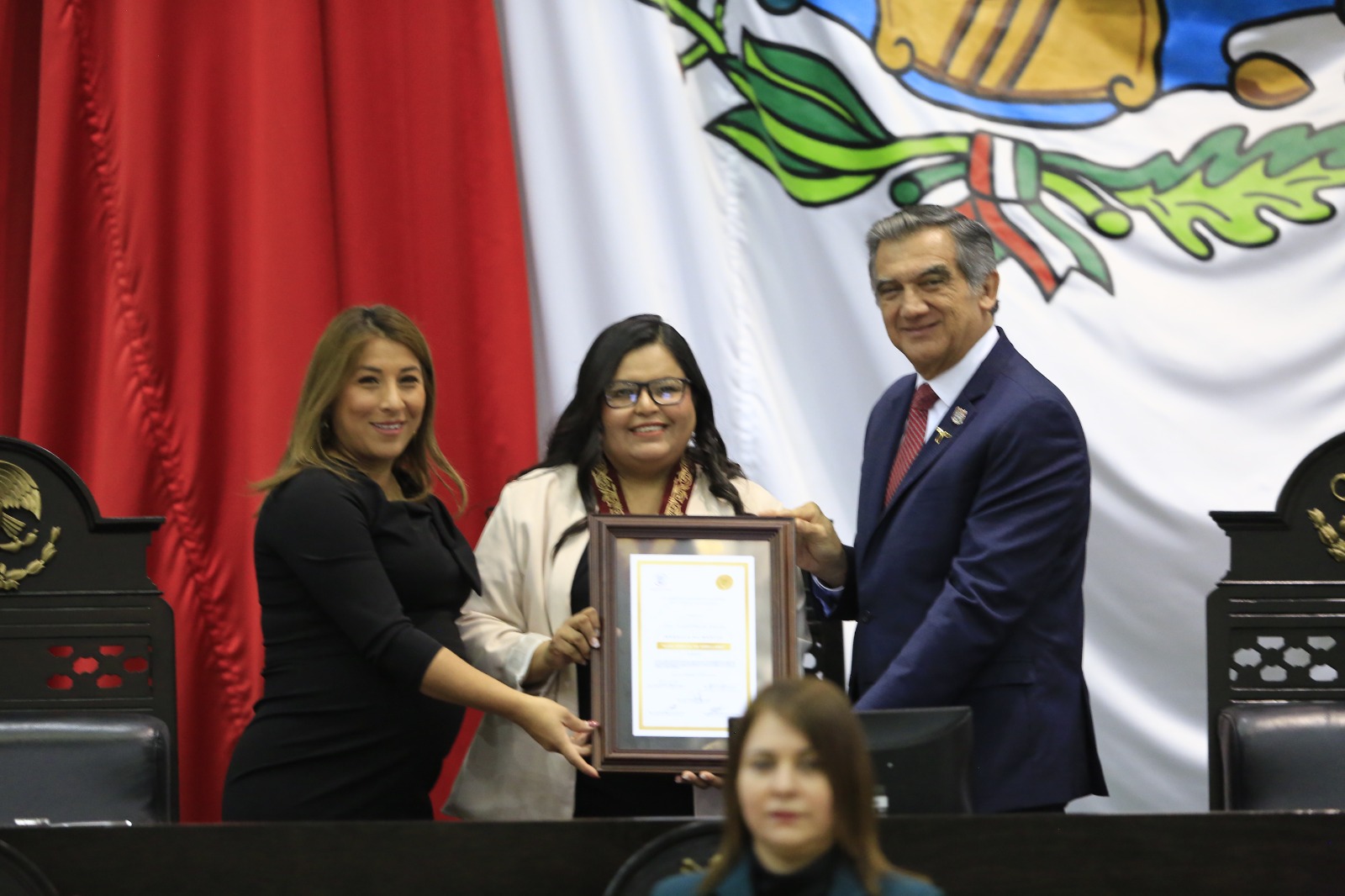 Atestigua Américo entrega de medalla al mérito a investigadora matamorense