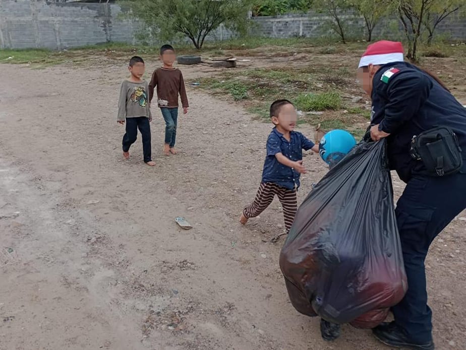 Guardia Estatal de Género entrega juguetes a niños y niñas de Nuevo Laredo
