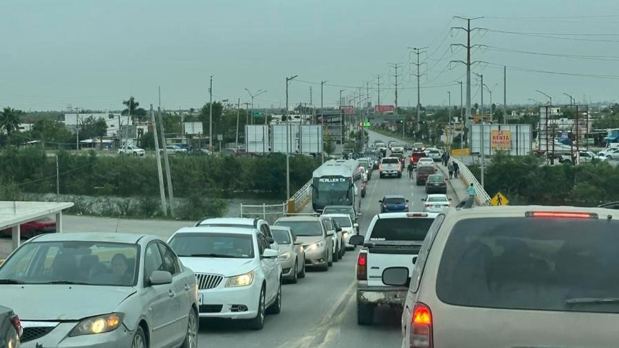 Más de tres horas de fila en puentes internacionales de Reynosa