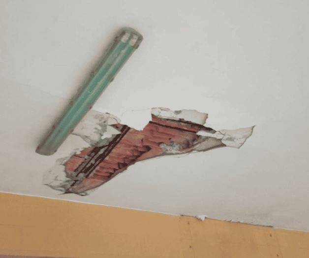 Techo de pasillo comercial se cae a pedazos