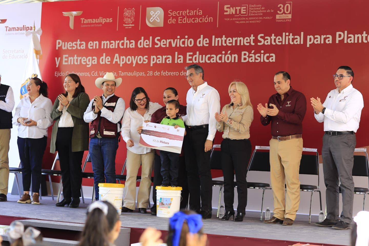 Américo pone en marcha internet satelital para escuelas de zonas rurales