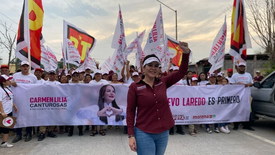 Visita Carmen Lilia Canturosas a maestras y vecinos de la colonia los Olivos