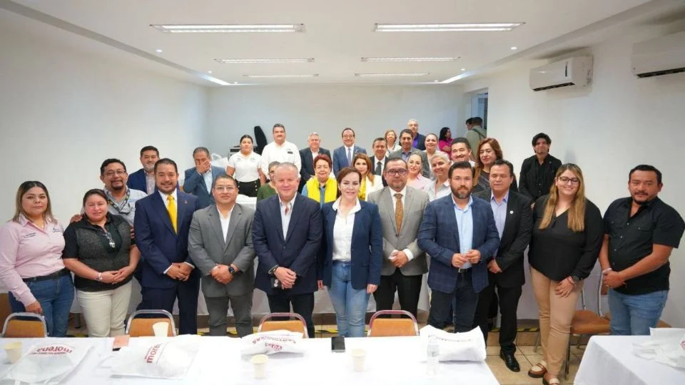 Visita Carmen Lilia Canturosas a miembros de la CANACINTRA en Nuevo Laredo