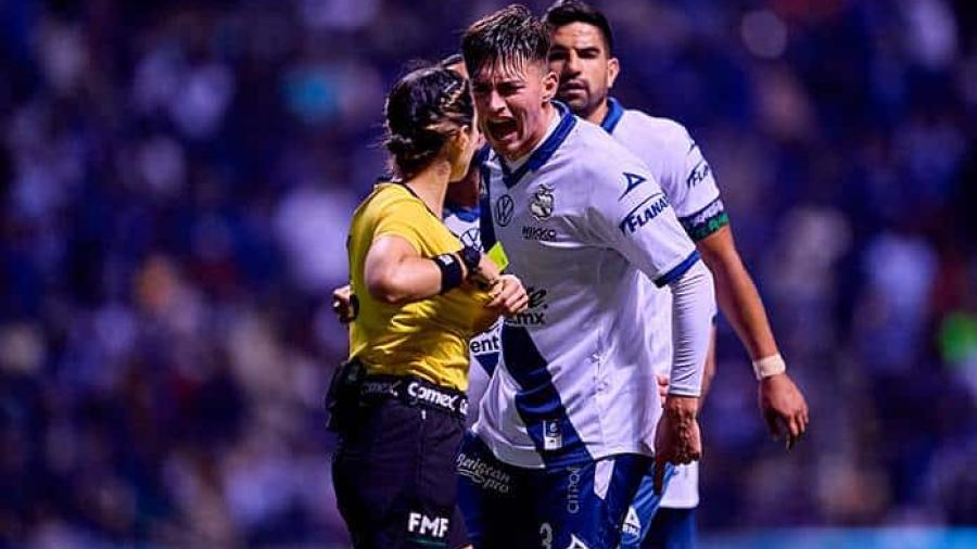 Árbitra Katia Itzel García sufre altercado con furioso jugador del Puebla