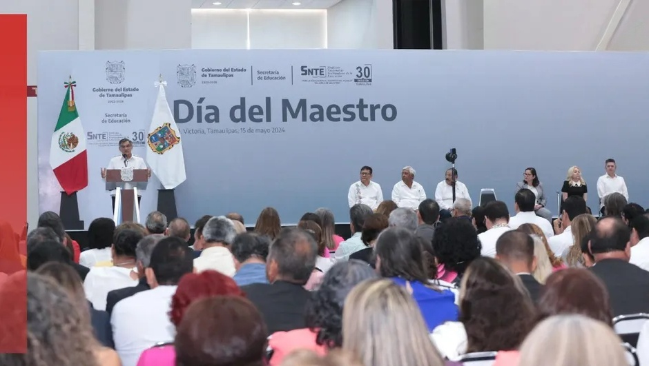 Américo Villarreal entrega reconocimientos a maestros en su día