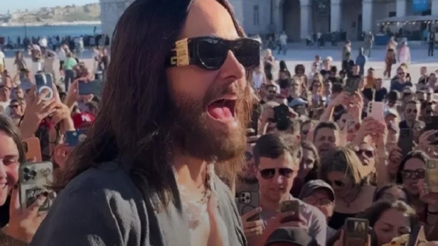 Jared Leto da concierto improvisado en las calles de Lisboa