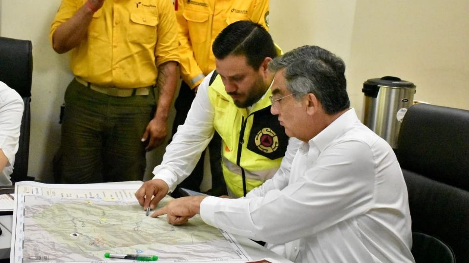 Brigadistas de NL refuerzan control de incendio en sierra de Tamaulipas