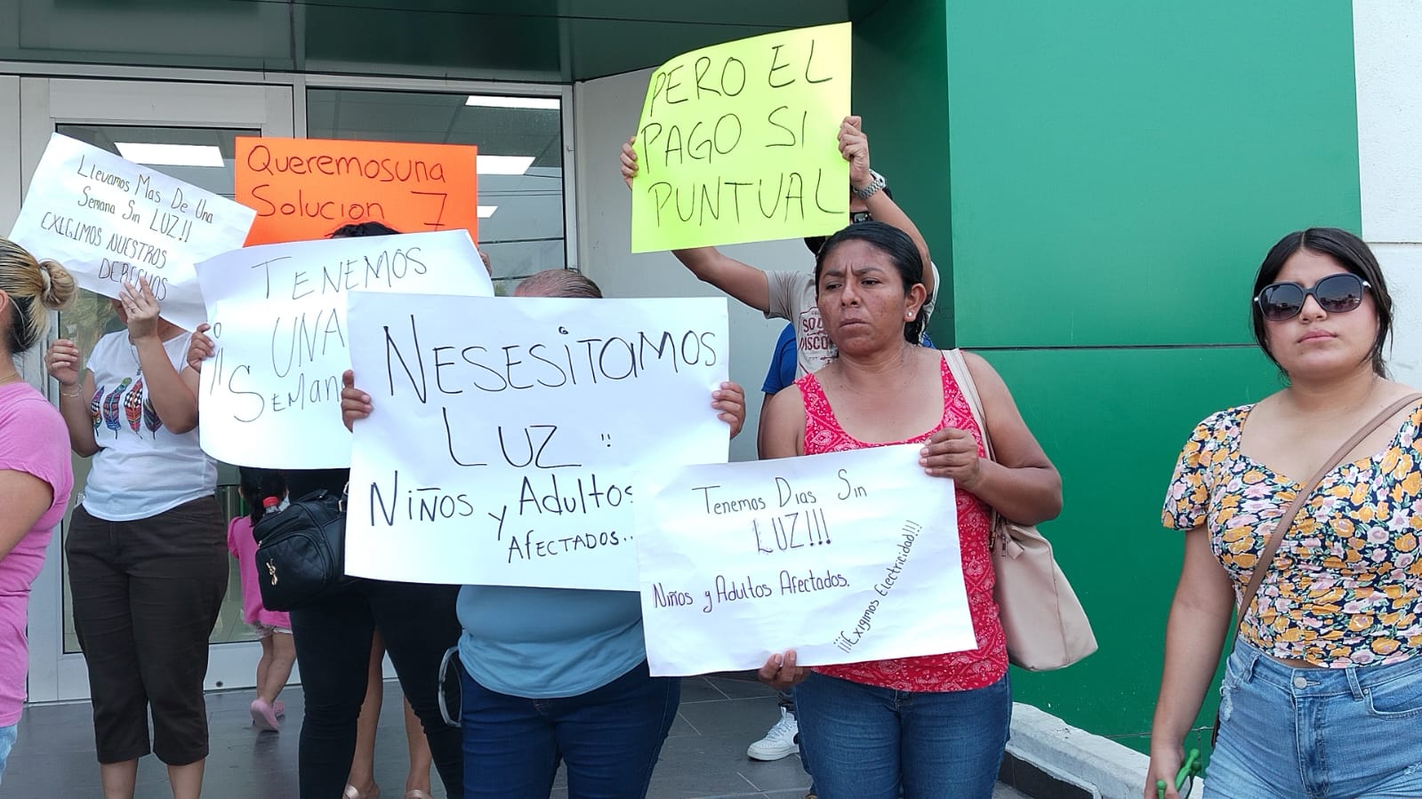 Habitantes de colonia de Reynosa se manifiestan por falta de luz