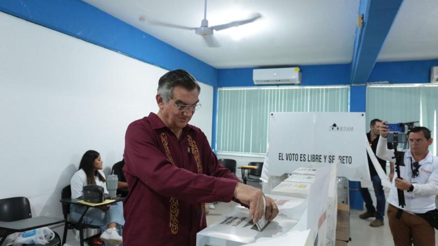 Américo emite su voto y exhorta a las y los tamaulipecos a sufragar