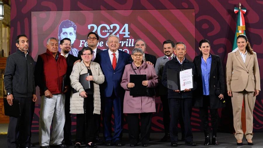 Entrega AMLO a jubilados los primeros complementos del Fondo de Pensiones para el Bienestar