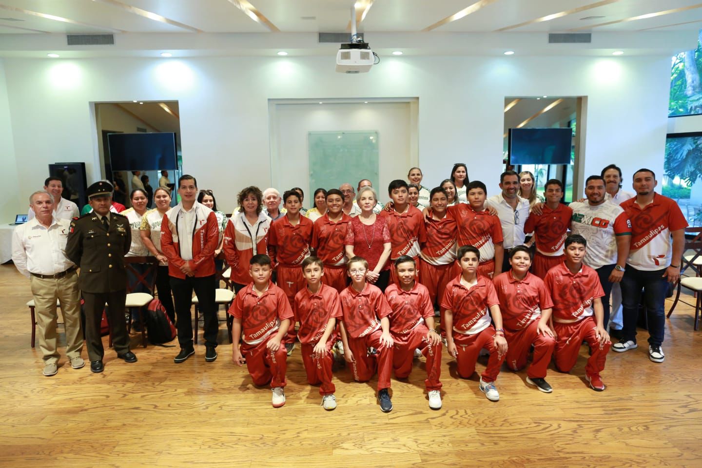 María de Villarreal abandera a equipo matamorense que representará a México en el Mundial de Béisbol Infantil