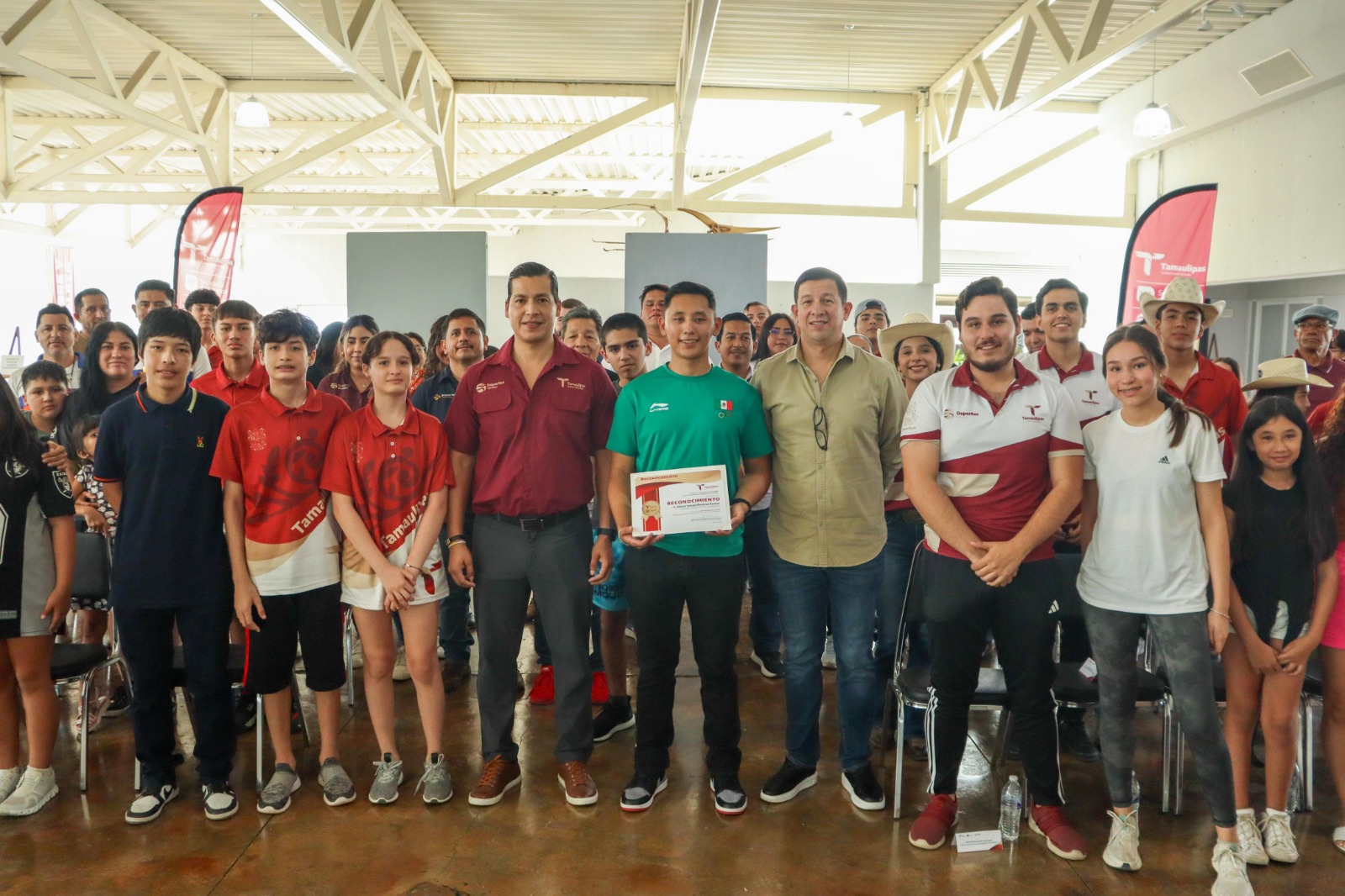 El olímpico Edson Ramírez realiza charla de motivación a atletas tamaulipecos