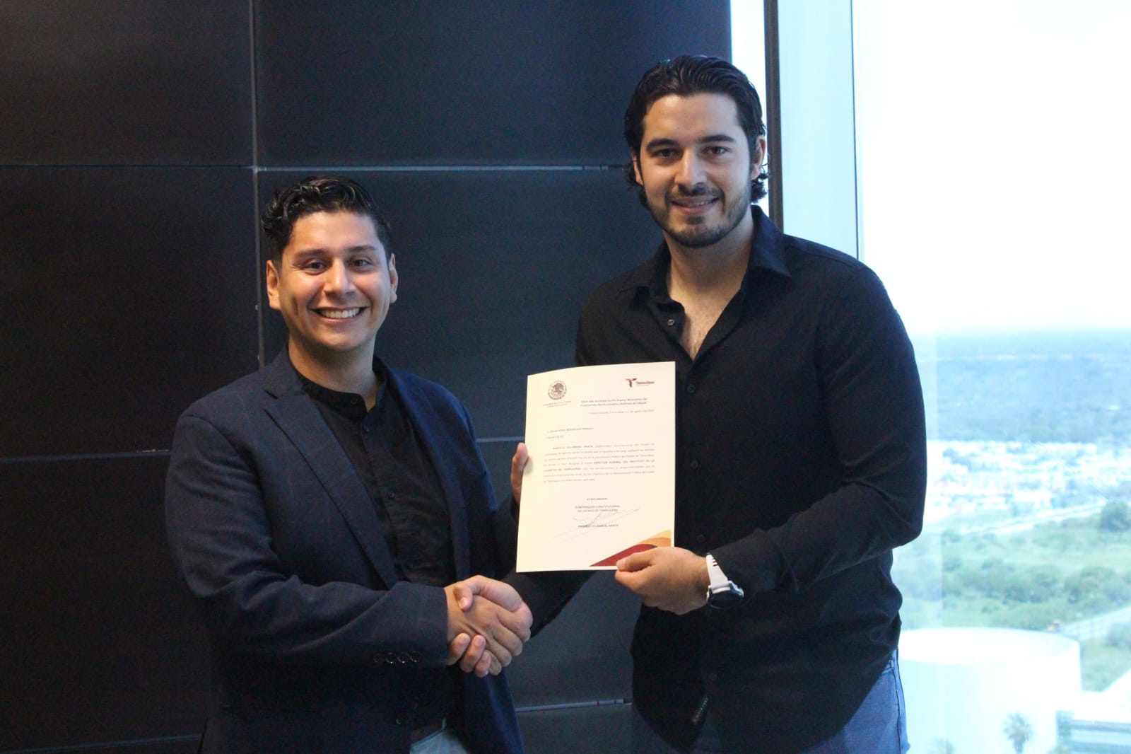 Entrega secretario del Trabajo Gerardo Illoldi nombramiento al nuevo director del INJUVE en Tamaulipas