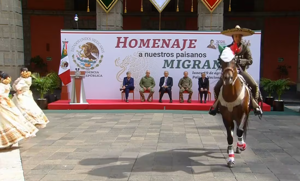 Sin migrantes, AMLO realiza homenaje en Palacio Nacional a «héroes vivientes»… y destaca remesas