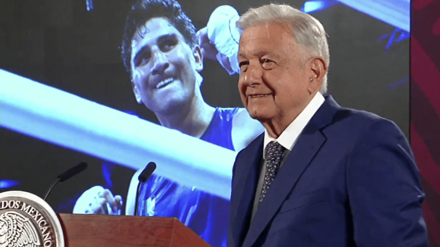 AMLO celebra la victoria de Marco Verde por su pase a la final en el boxeo de París 2024