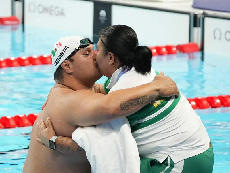 Gana oro y lo festeja con el amor de su vida