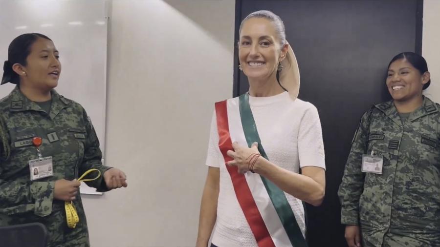 Claudia Sheinbaum se mide la banda presidencial