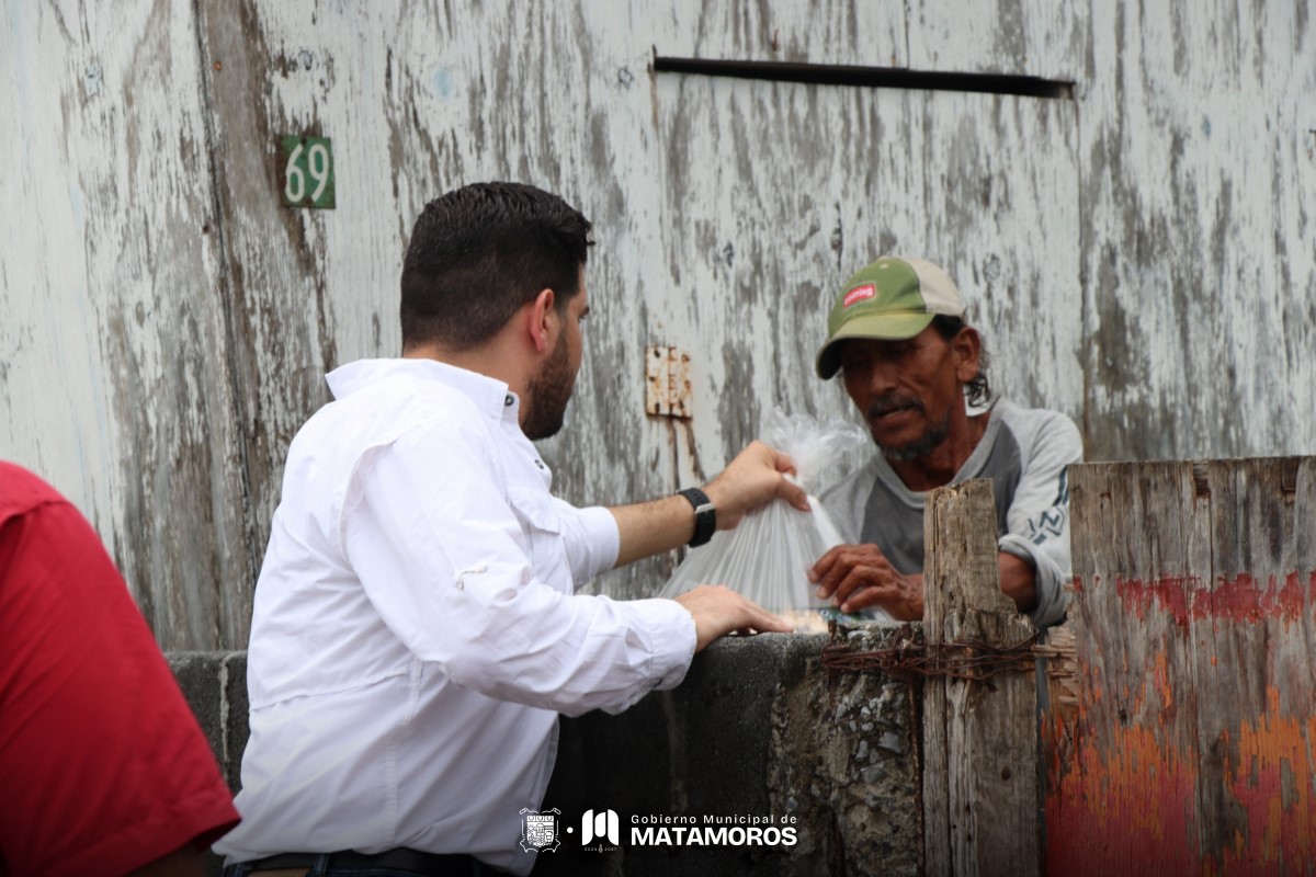 El alcalde de Matamoros Beto Granados lleva apoyos alimenticios a familias afectadas por las lluvias