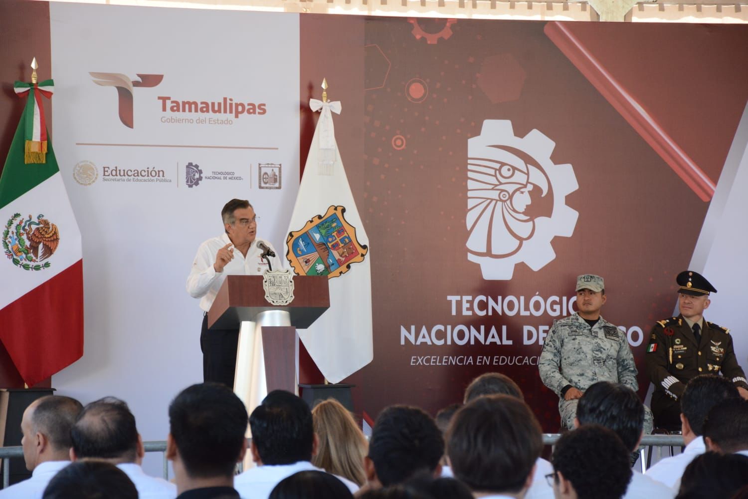 El gobernador Américo Cumple al Tec Victoria la construcción del nuevo gimnasio