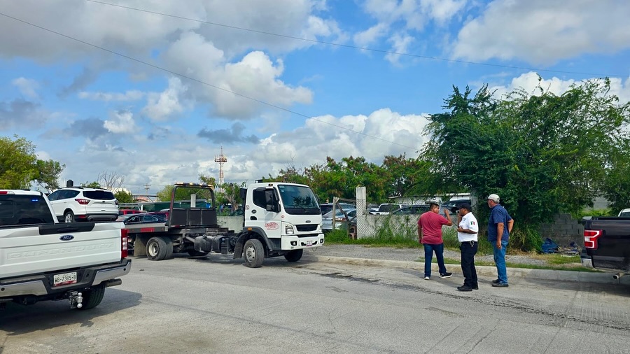 Alcalde Beto Granados, instruye se retiren vehículos en venta que obstruían vialidades en Matamoros