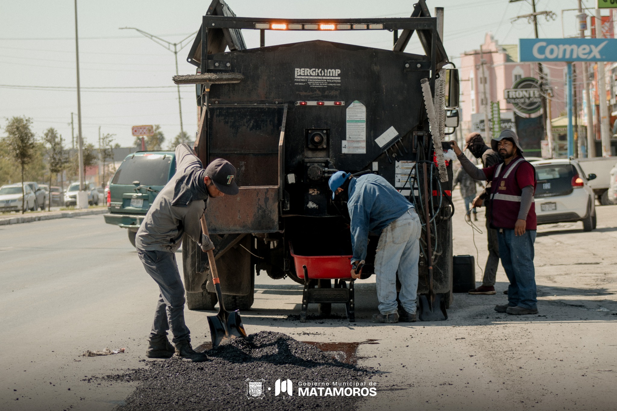 El gobierno municipal de Matamoros continúa con el programa de bacheo para asegurar una vialidad segura y fluida a sus ciudadanos