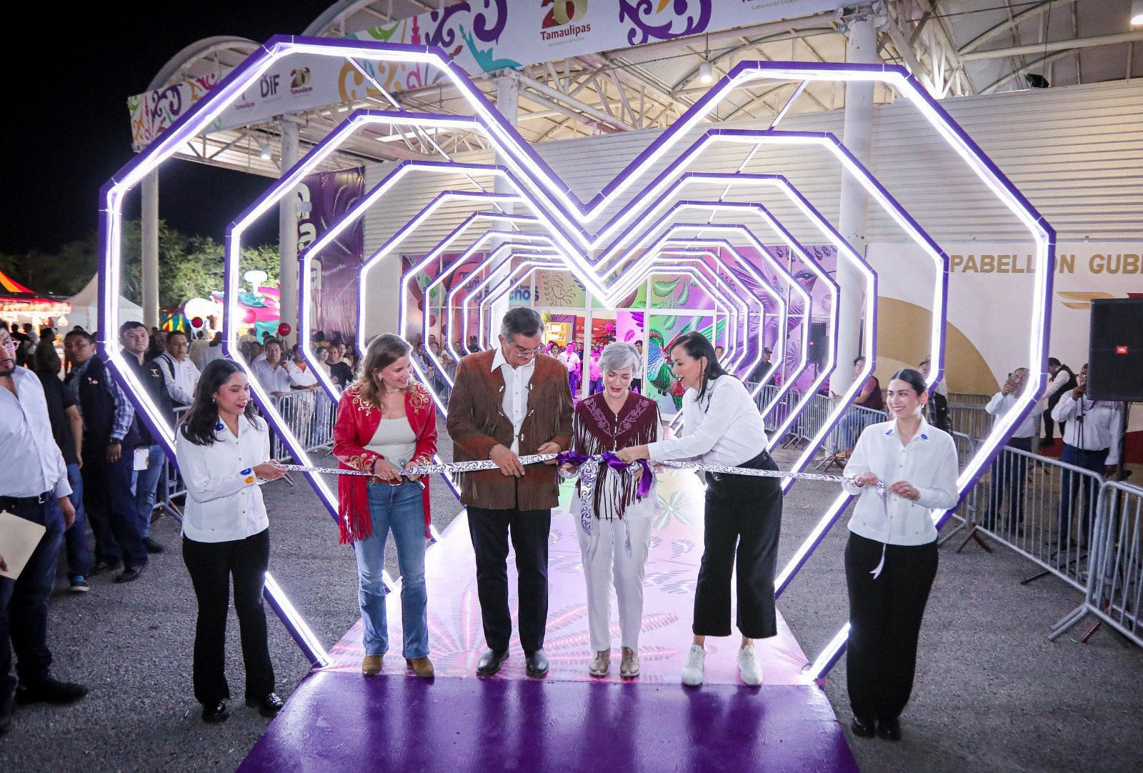 El gobernador Américo y María de Villarreal Inauguran el stand del DIF Estatal en la Feria Tamaulipas 2024