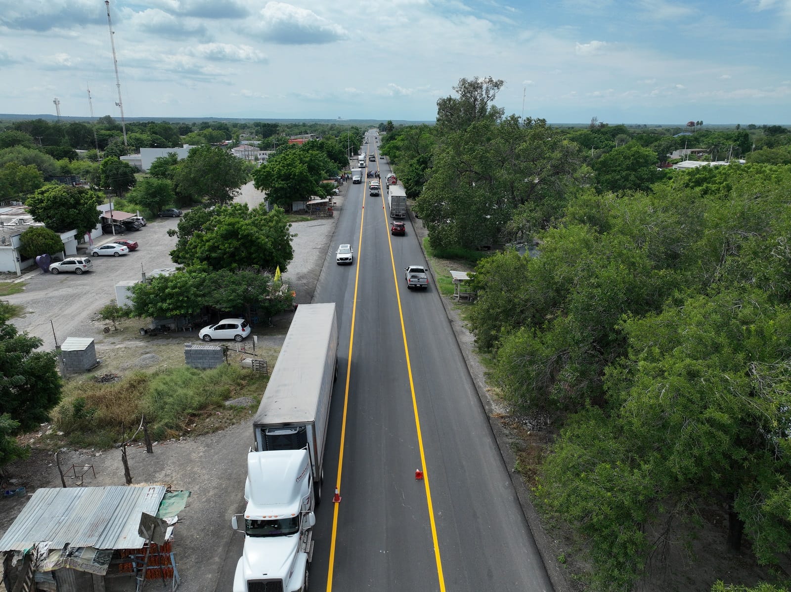 Obras Públicas rehabilitan tramo carretero frente al municipio de Padilla
