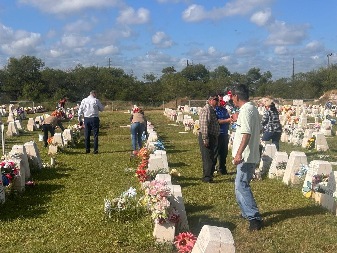La Secretaría de Salud intensifica acciones contra el dengue y fumigan panteones