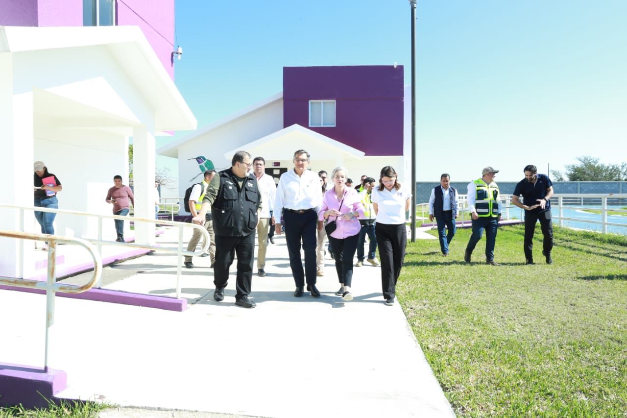 El gobernador Américo Villarreal y su esposa María de Villarreal supervisan el sitio para recibir a migrantes deportados