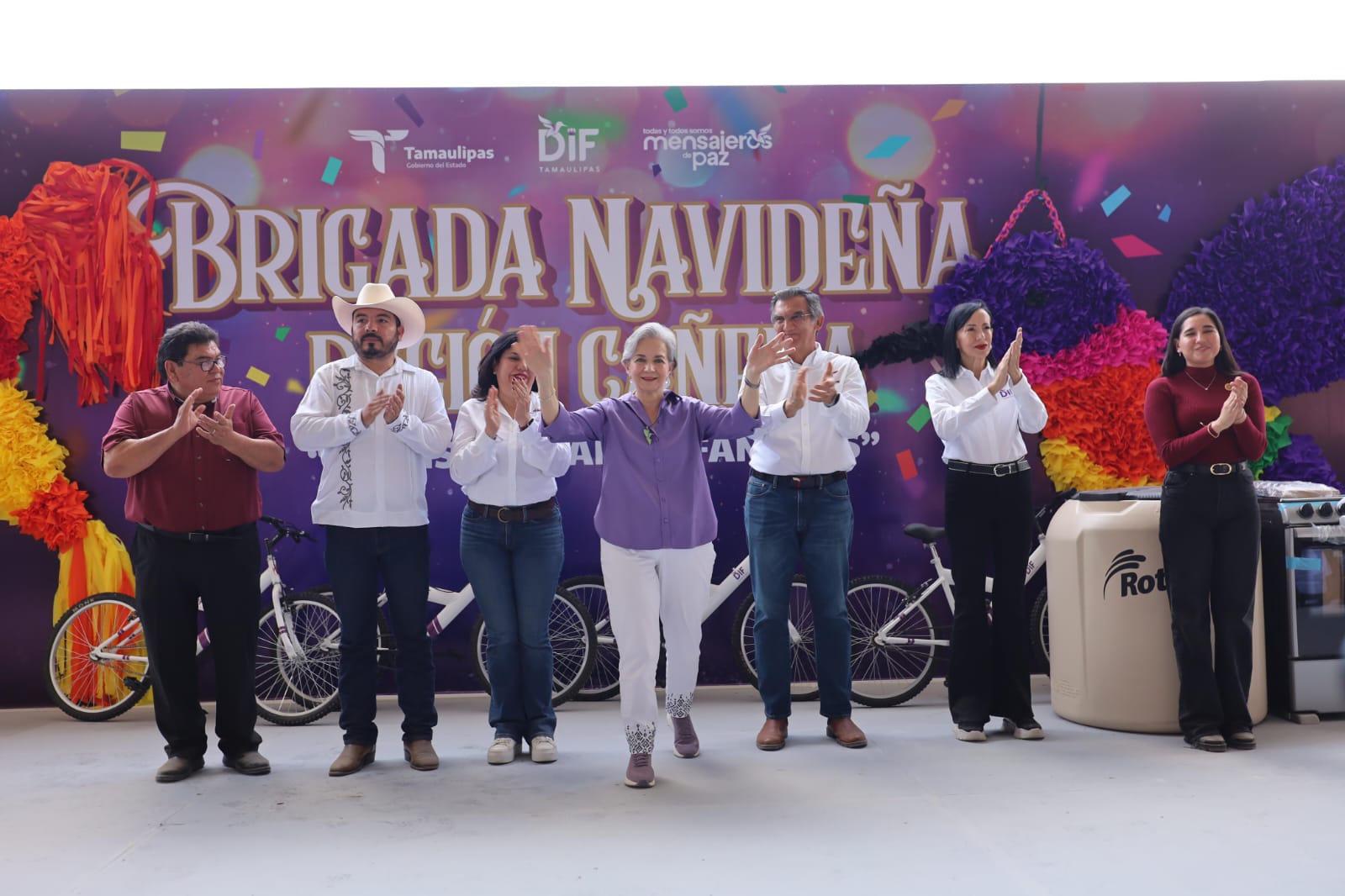 El Gobernador Américo Villarreal Anaya y su esposa María de Villarreal encabezan la Brigada Navideña “Transformando Familias” en la Zona Cañera