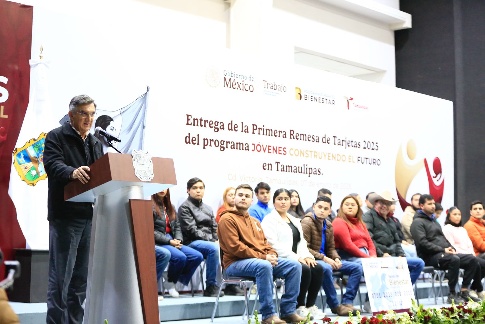 El gobernador Américo Villarreal entrega tarjetas del programa «Jóvenes Construyendo el Futuro» en apoyo a la juventud tamaulipeca