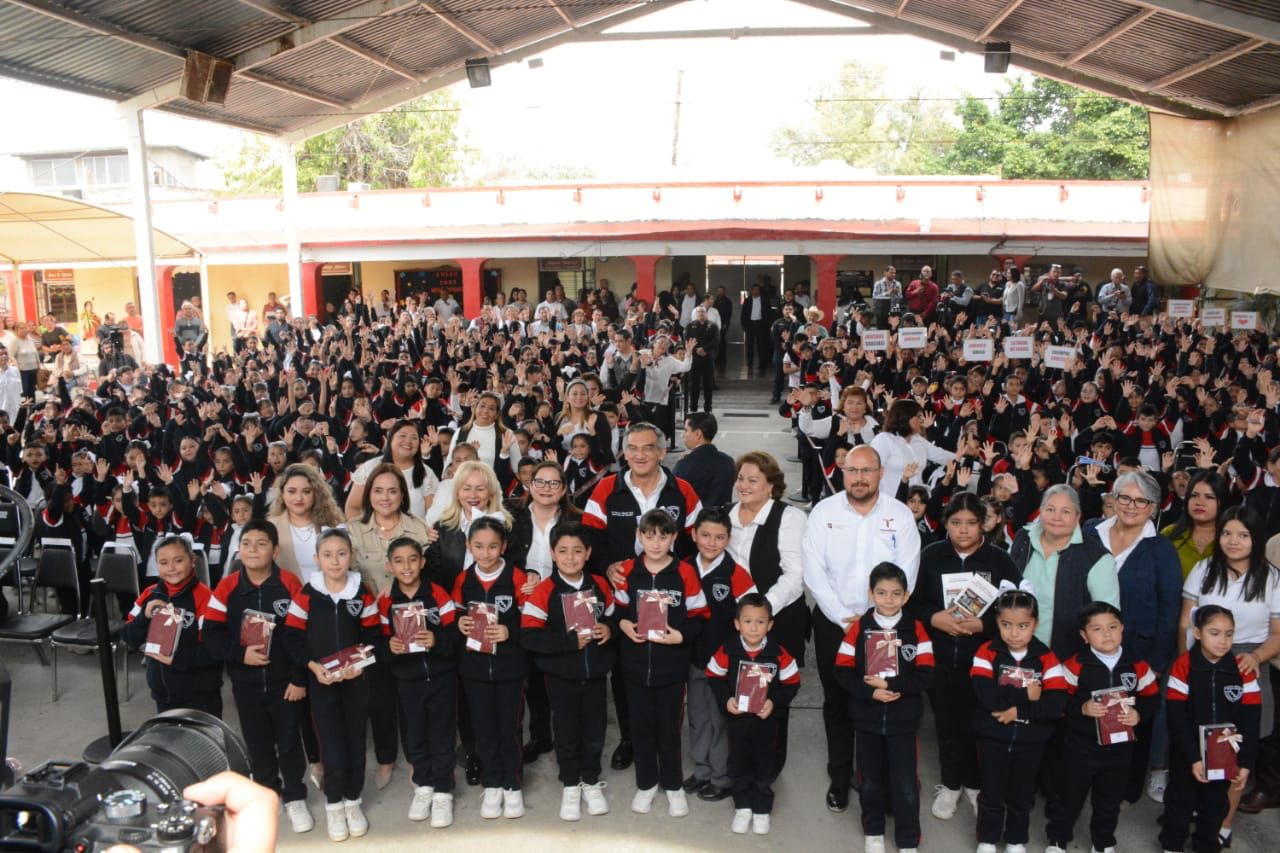 El gobernador Américo Villarreal fortalece la infraestructura educativa con equipo tecnológico y mobiliario escolar