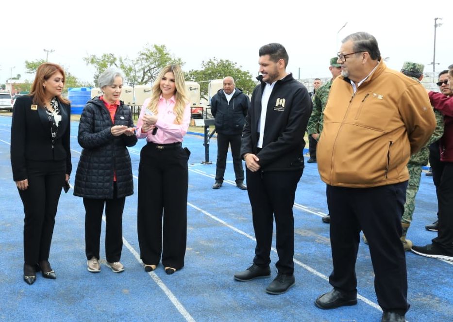 El gobernador Américo Villarreal y su esposa María de Villarreal, presidenta del DIF Tamaulipas entregan ambulancia y supervisan el Centro de Atención para Repatriados en Matamoros