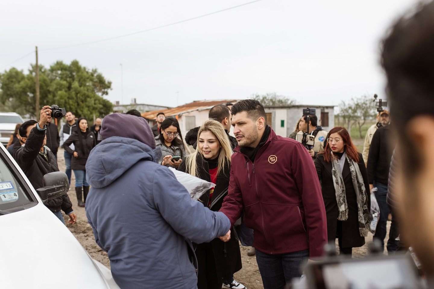 Alcalde Beto Granados prioriza el bienestar de sectores vulnerables con kits invernales en Matamoros