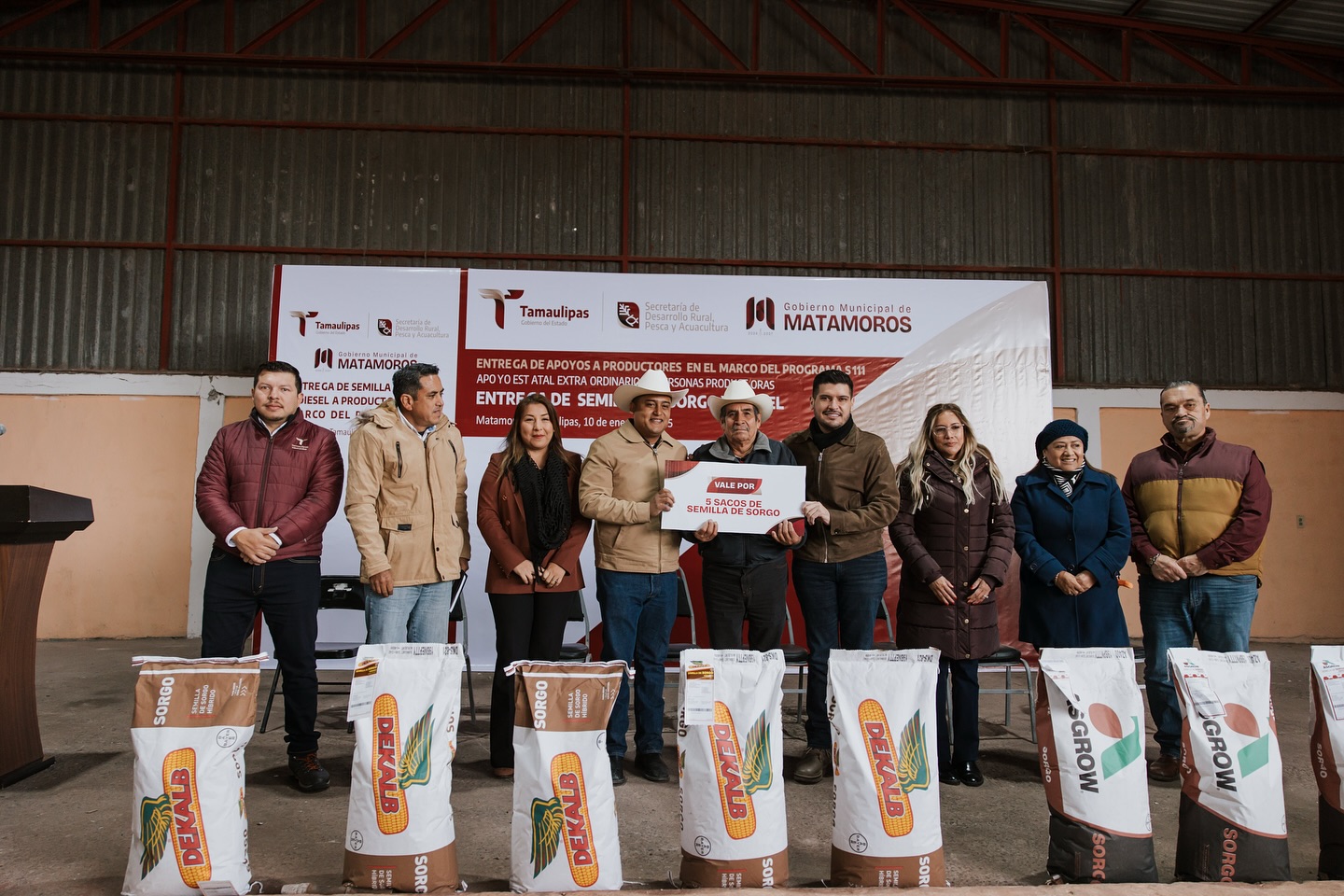 Alcalde Beto Granados respalda al campo con la entrega de semilla de sorgo y diésel en Matamoros