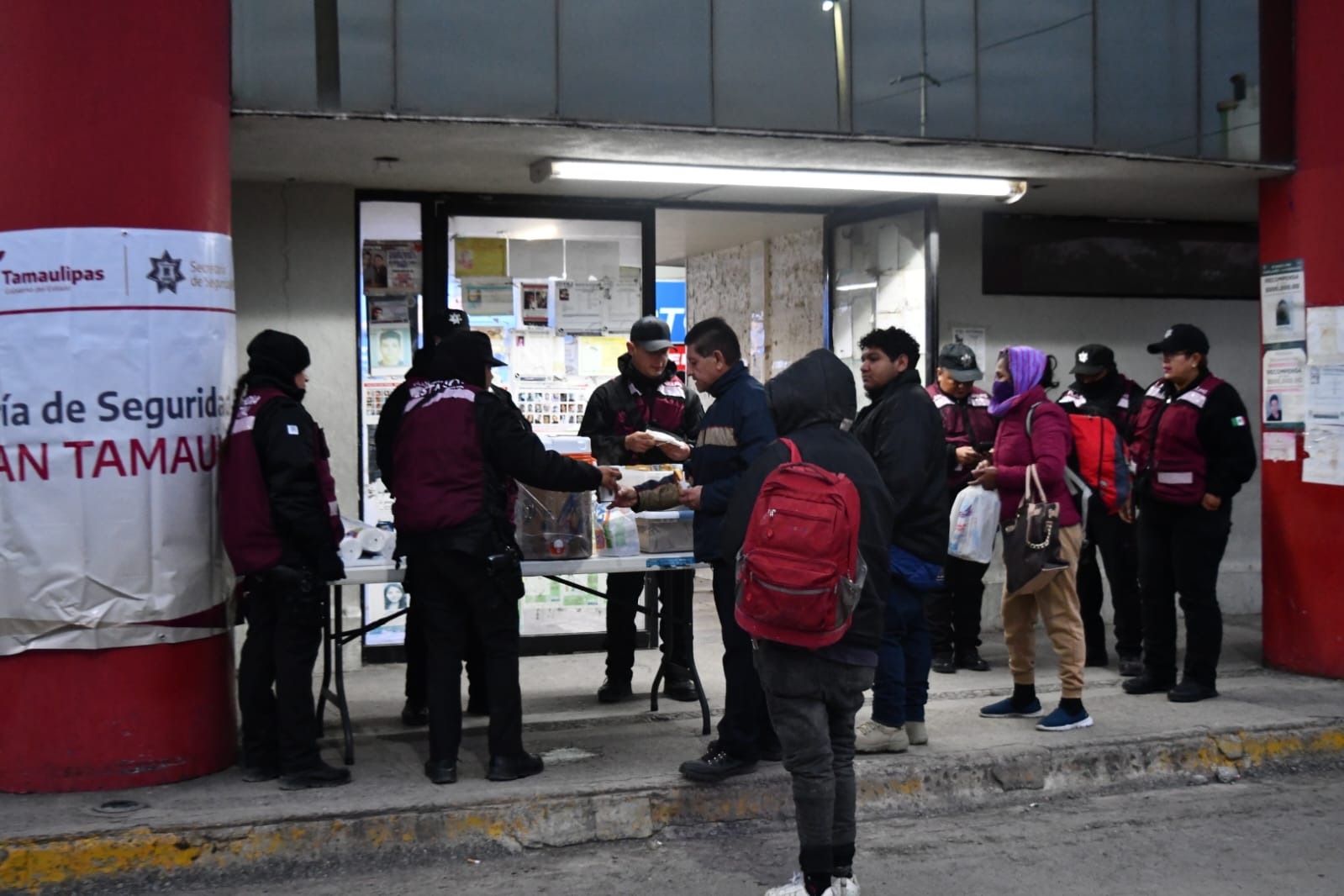 La Guardia Estatal de Género brinda alimentos y bebidas calientes a viajeros en Tamaulipas