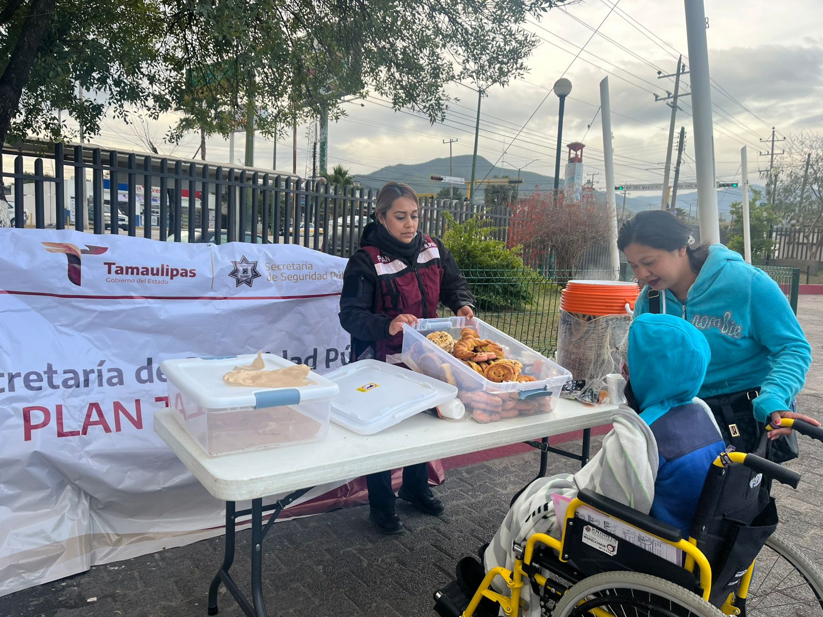 La Guardia Estatal de Género entrega apoyo a familias viajeras y del Hospital Infantil por bajas temperaturas