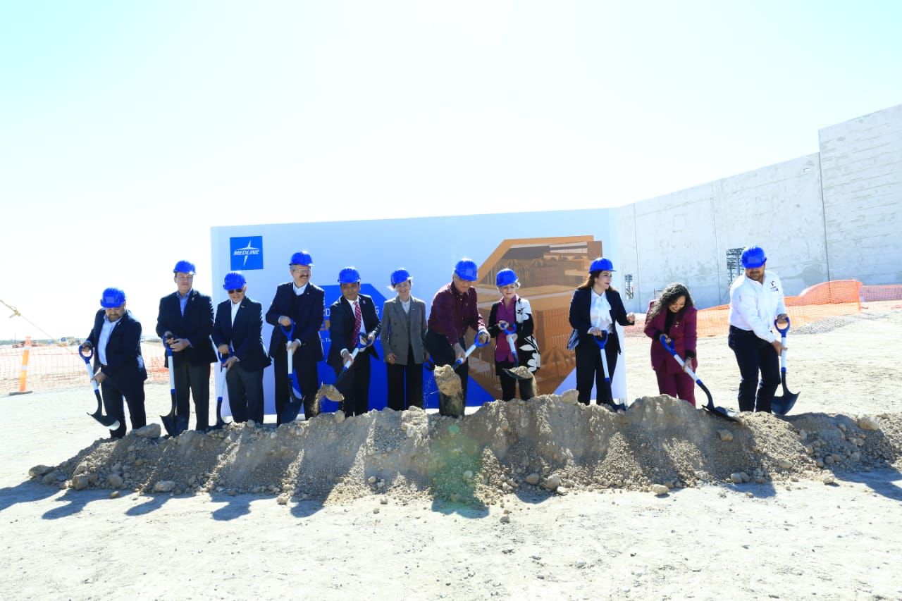 El gobernador Américo Villarreal marca el inicio de la nueva planta Medline en Nuevo Laredo con la colocación de la primera piedra