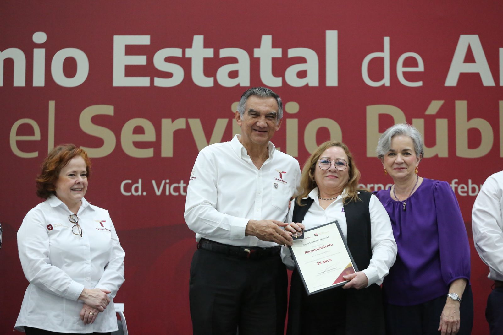 El gobernador Américo Villarreal entrega el Premio Estatal de Antigüedad 2024 a servidores públicos ejemplares