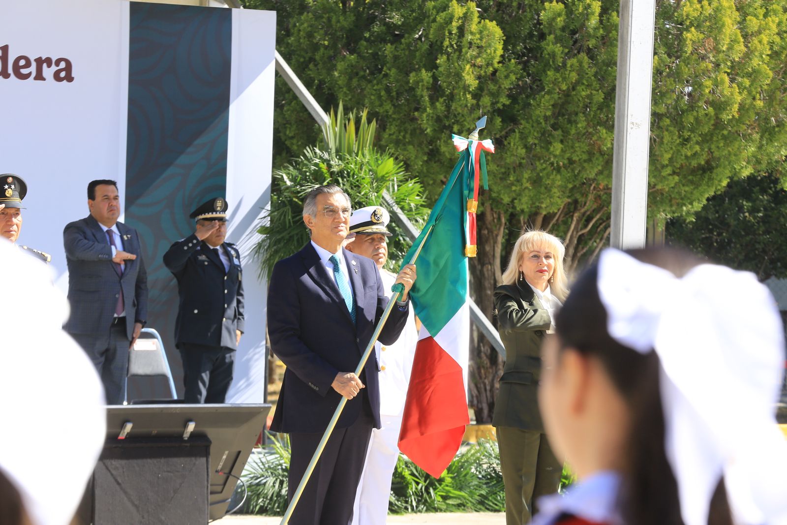 El gobernador Américo Villarreal honra el lábaro patrio en la ceremonia del Día de la Bandera