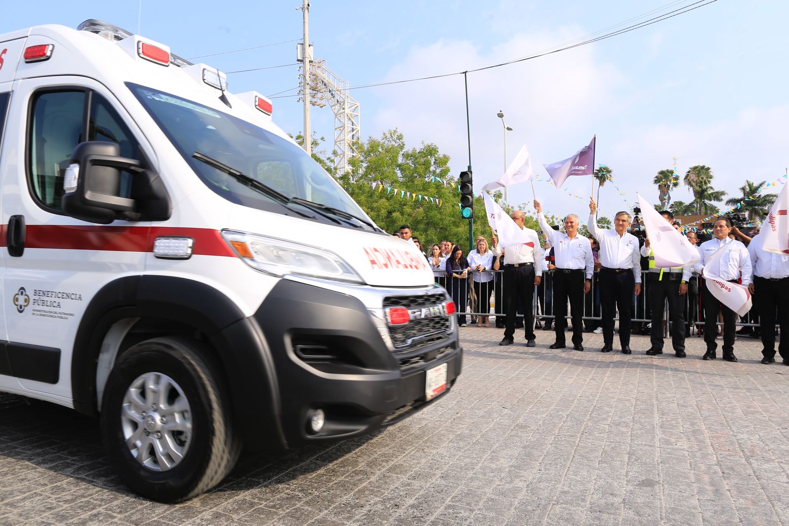 El gobernador Américo Villarreal entrega 16 nuevas ambulancias al sector salud