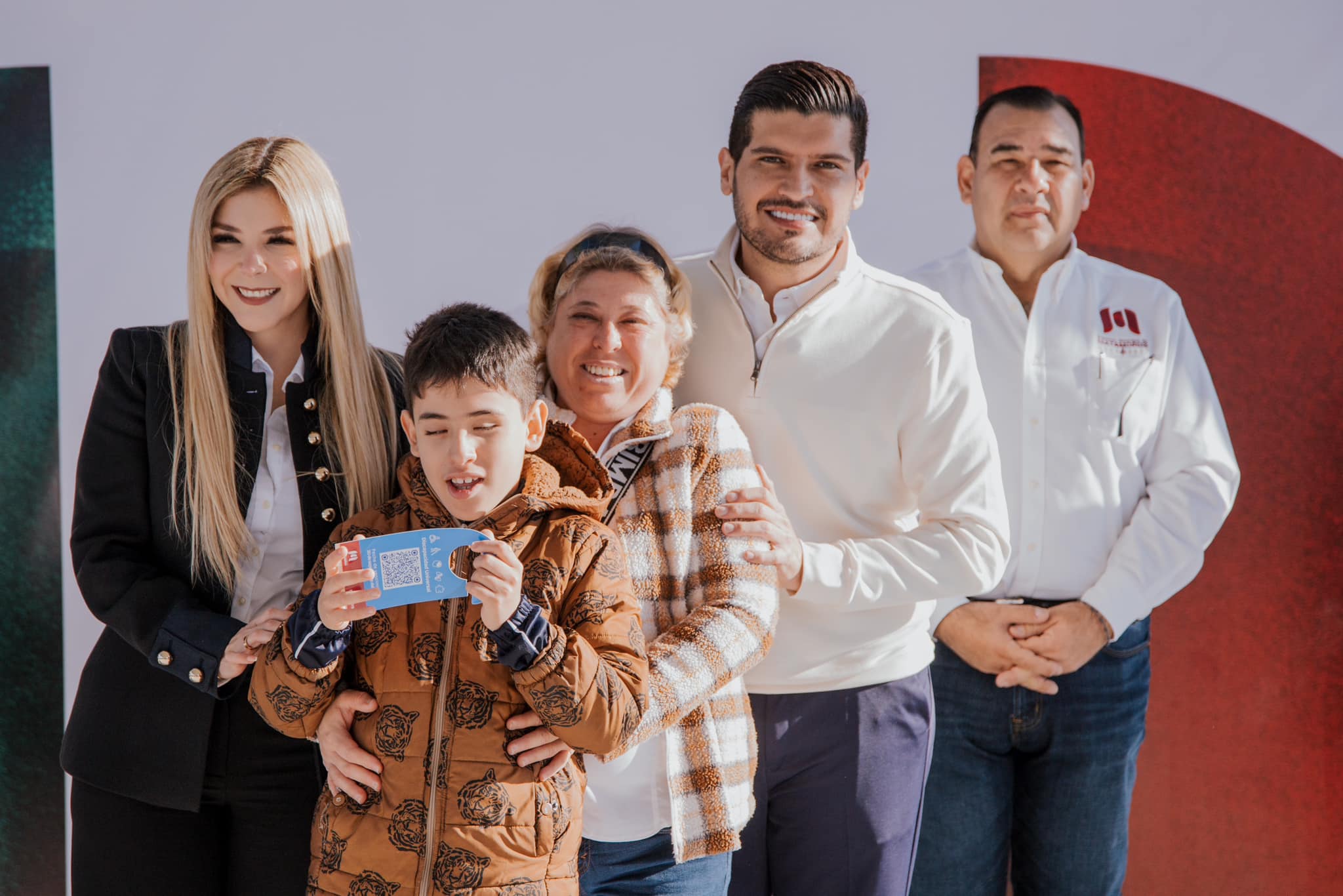 El alcalde Beto Granados refuerza apoyo a la comunidad con entrega de tarjetones de discapacidad