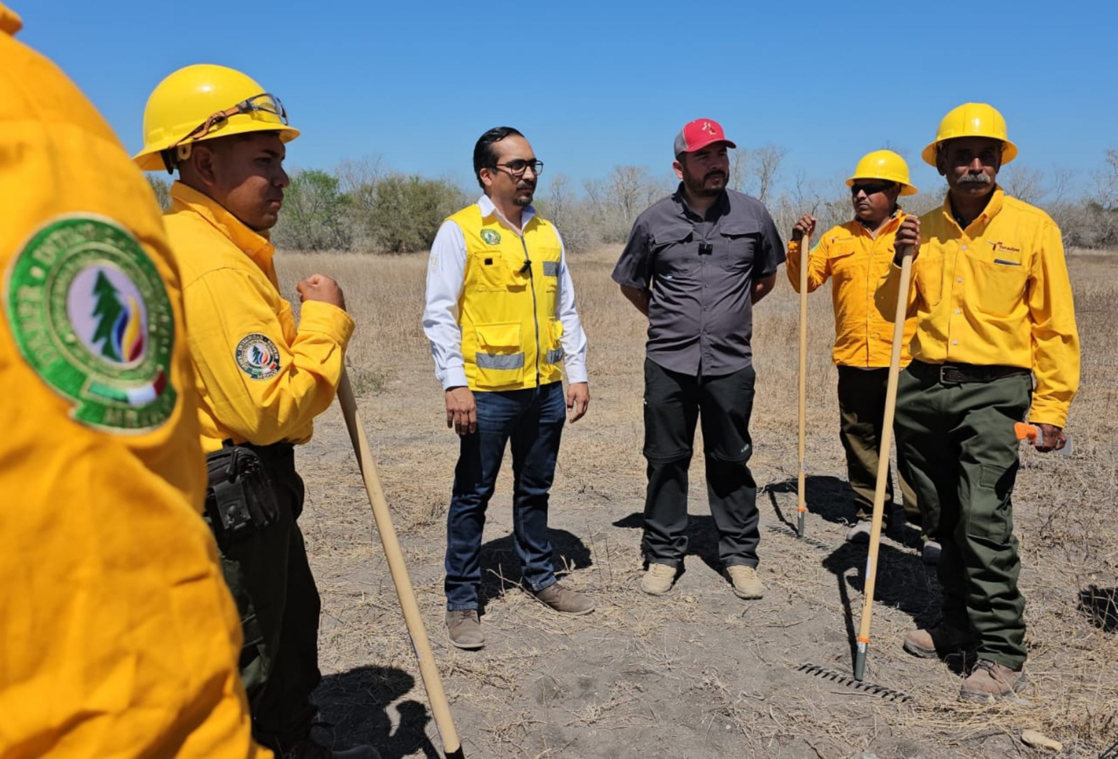 Brigadistas de SEDUMA se suman al combate del incendio en González