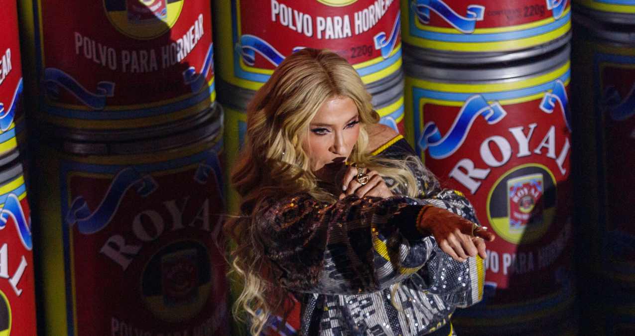 Yuri sorprende a los asistentes de un bar karaoke en Guadalajara