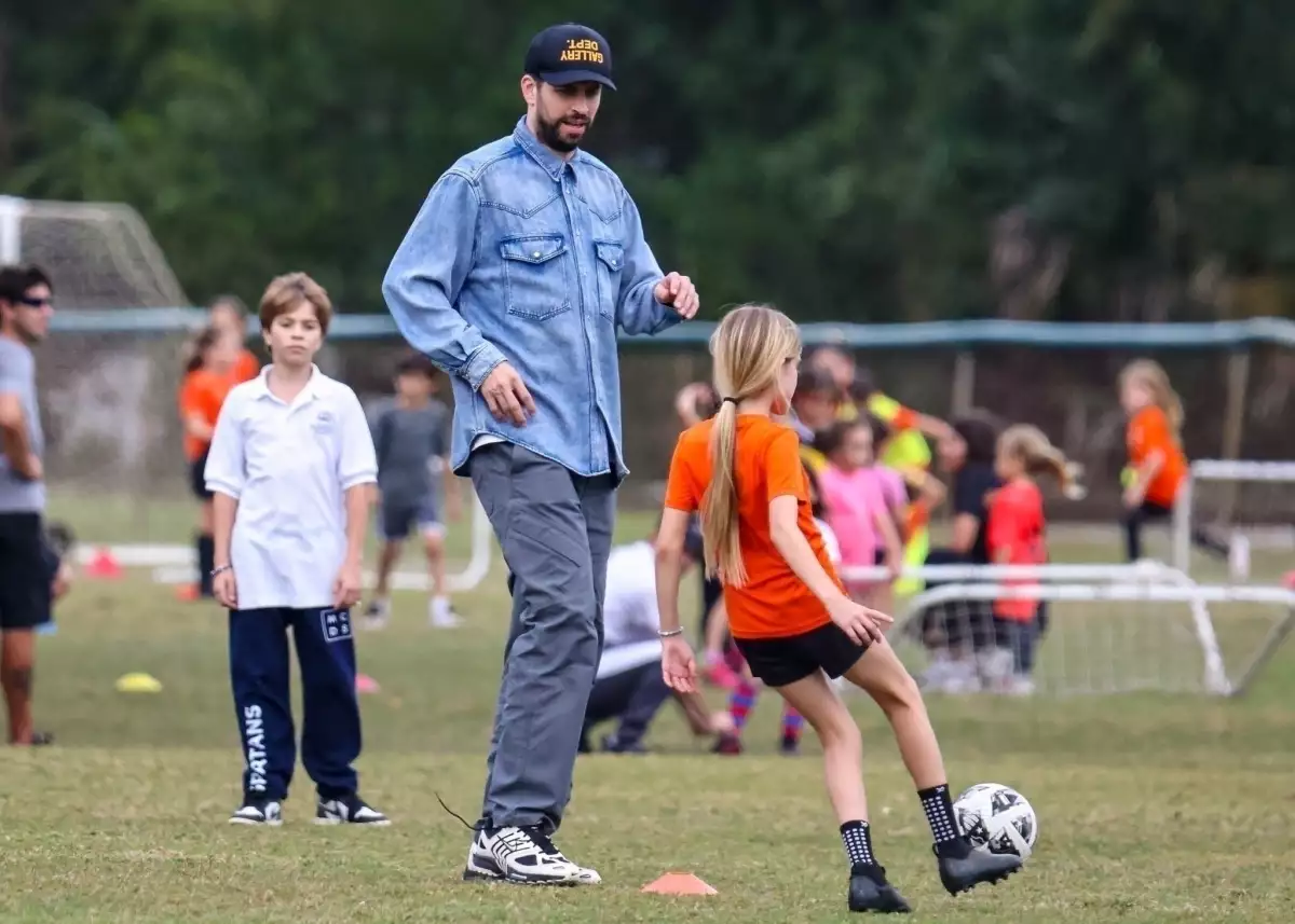 Piqué disfruta de tiempo con sus hijos mientras Shakira continúa su gira